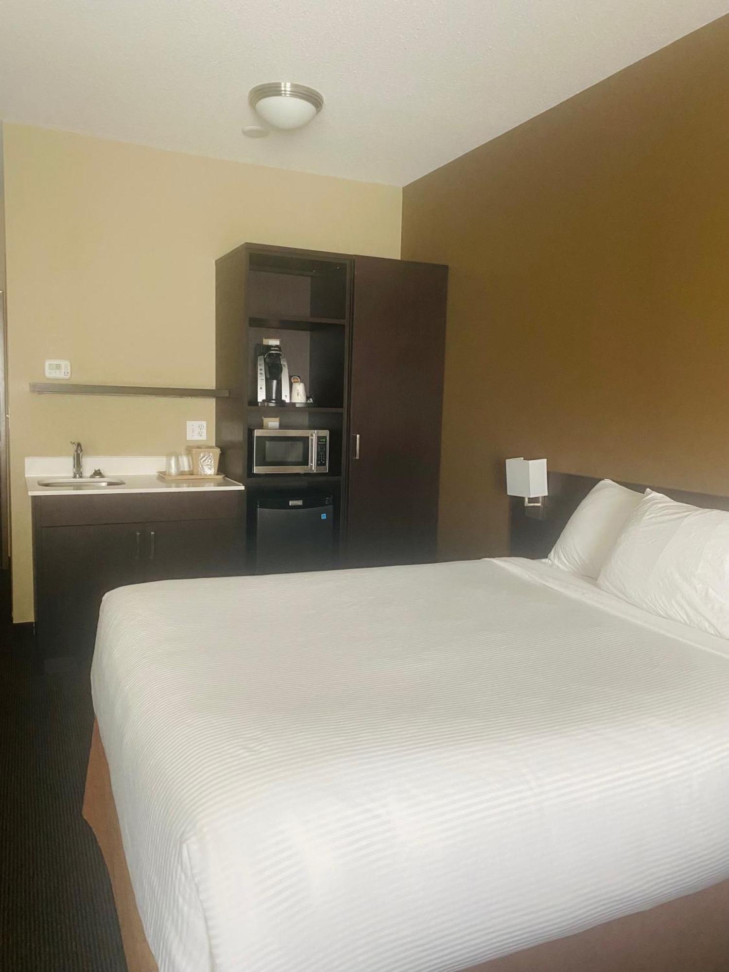Microtel Inn & Suites By Wyndham Whitecourt Eksteriør billede